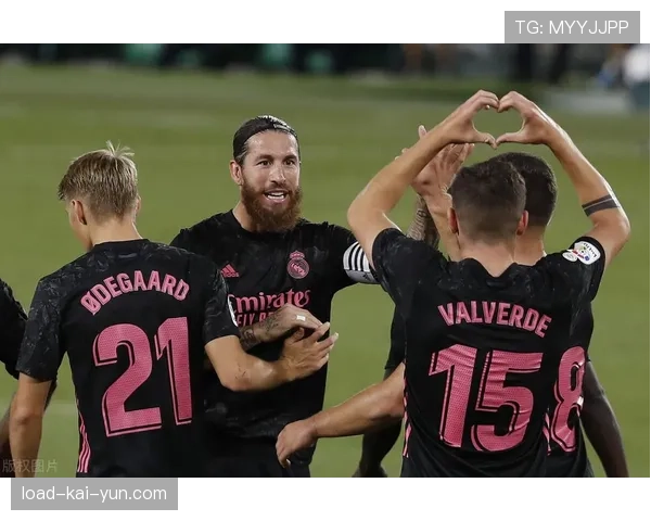 终场哨响，亚特兰大梦想队更衣室一片欢腾庆祝赛季首胜